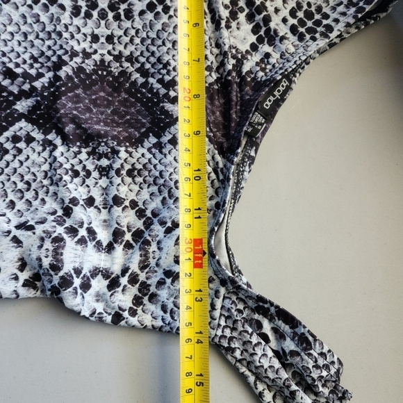 Boohoo Off The Shoulder Gray Asymmetric Snake Print Bodysuit Top  Size 8 NWT - Picture 5 of 6